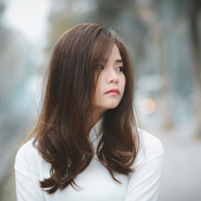 张明远，SM捆绑网创始人与主编，身着简约白衬衫，面带亲切笑容，背景为明亮的工作室环境，气质沉稳专业